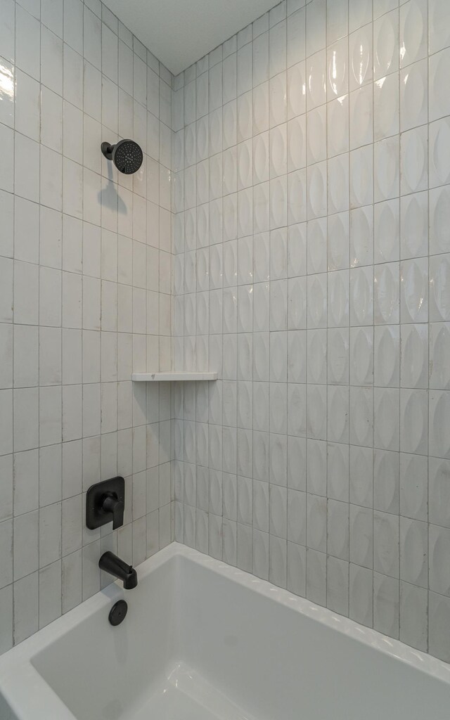 bathroom with tiled shower / bath