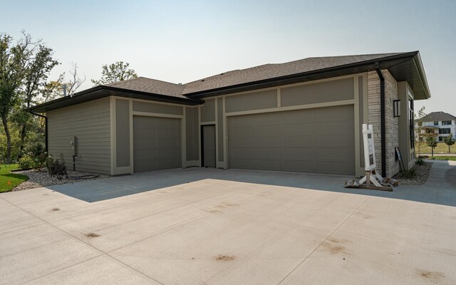 view of front facade featuring a garage