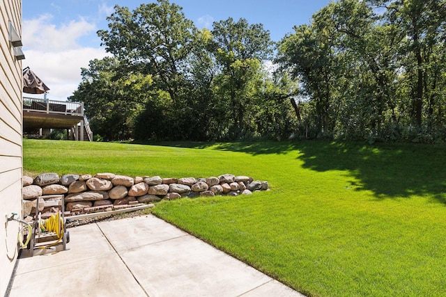 view of yard with a patio