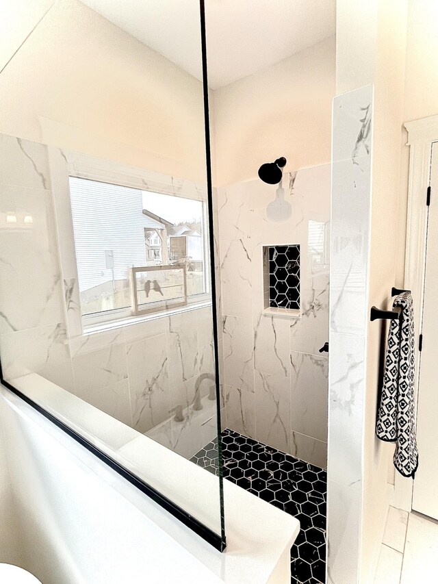 bathroom featuring tiled shower