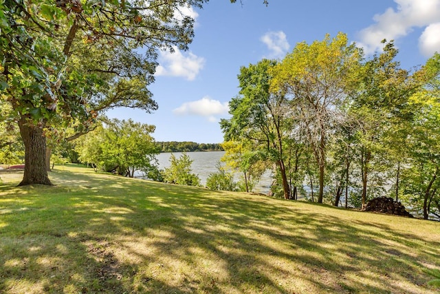 view of yard featuring a water view