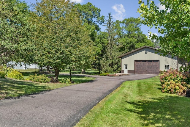 view of front facade featuring a garage and a front lawn