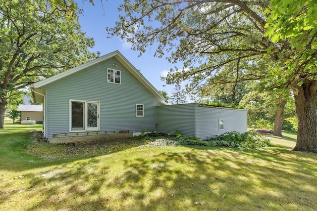 back of house featuring a lawn