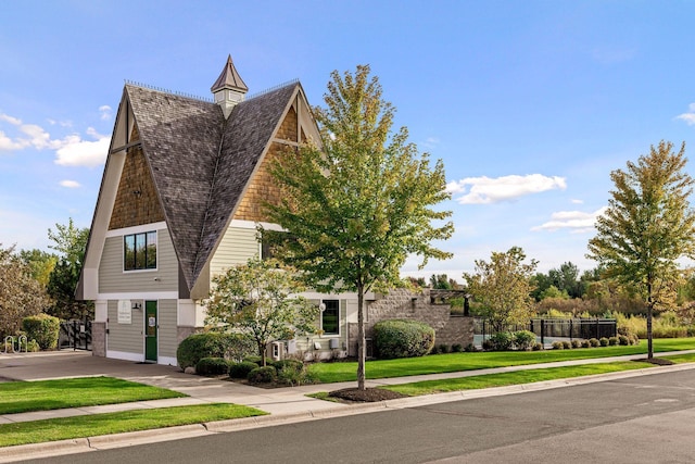 view of front of property featuring a front yard