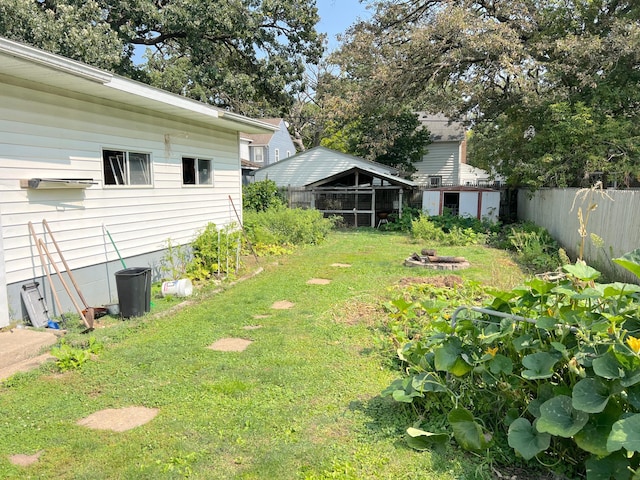 view of yard featuring a shed