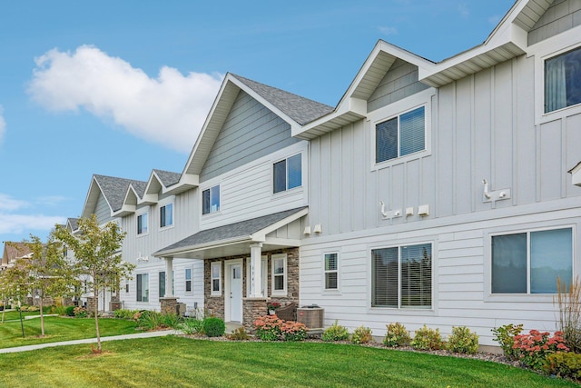 craftsman inspired home with cooling unit and a front lawn