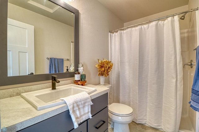 bathroom with curtained shower, toilet, and vanity