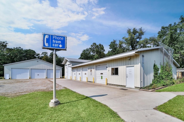 view of front of property with a front lawn, an outdoor structure, and a garage