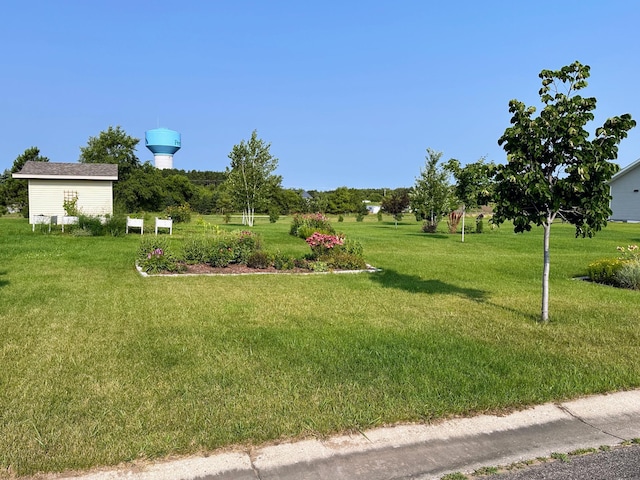 view of home's community featuring a yard