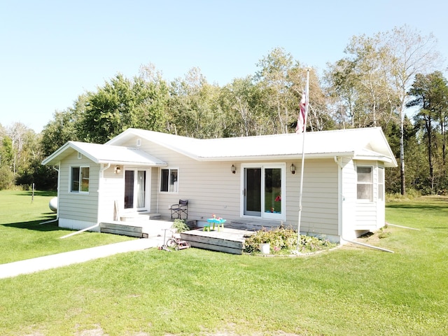 view of front facade featuring a front yard