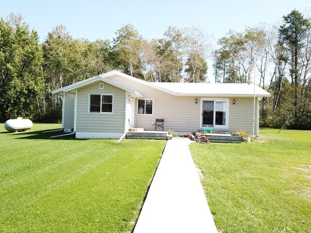 view of front facade featuring a front yard