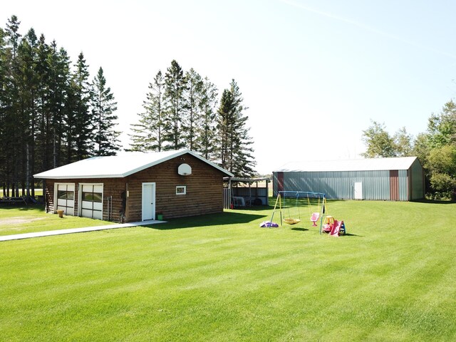 view of yard with an outbuilding