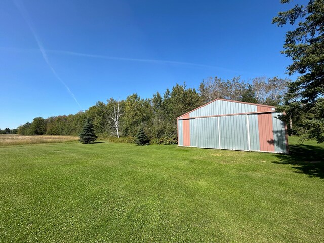 view of yard with an outdoor structure