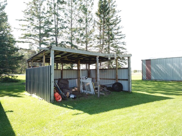 view of yard featuring an outdoor structure