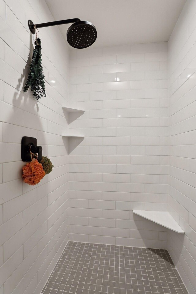 bathroom featuring a tile shower