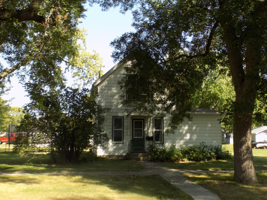 301 Griffin St, Lakefield, MN 56150 - view of property hidden behind natural elements featuring a front yard