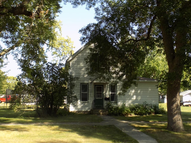 301 Griffin St, Lakefield, MN 56150 - view of property hidden behind natural elements featuring a front yard