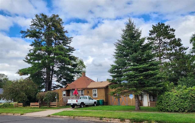 view of front of property featuring a front lawn