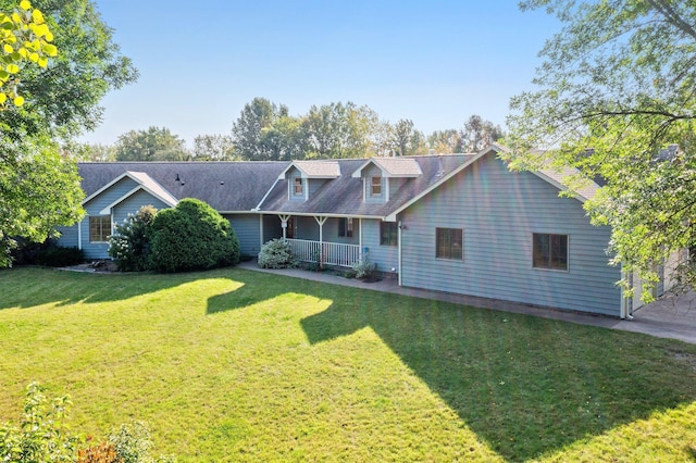 view of front of property featuring a front lawn