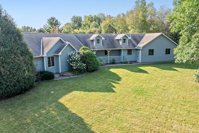 view of front of property with a front yard