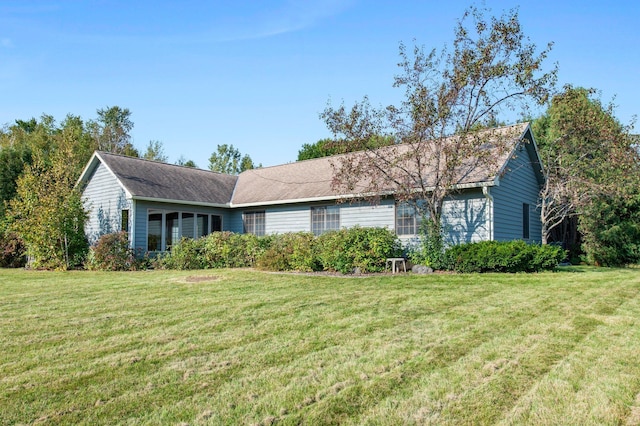 ranch-style home featuring a front lawn