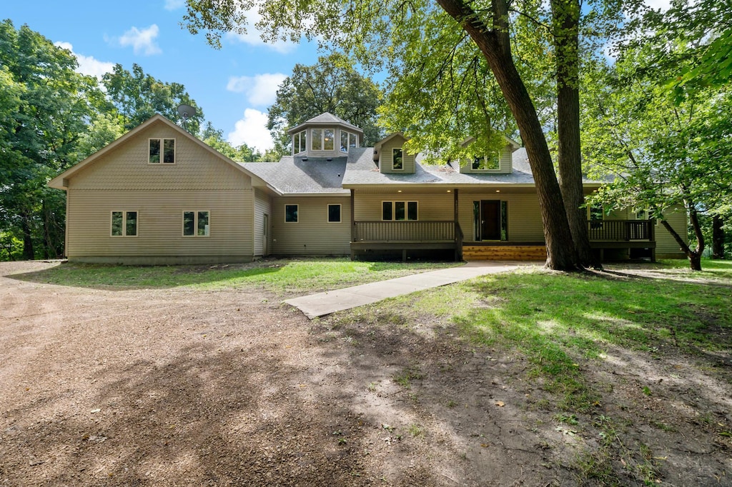 view of front facade with a front yard