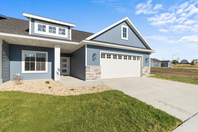 craftsman-style house featuring a garage and a front yard