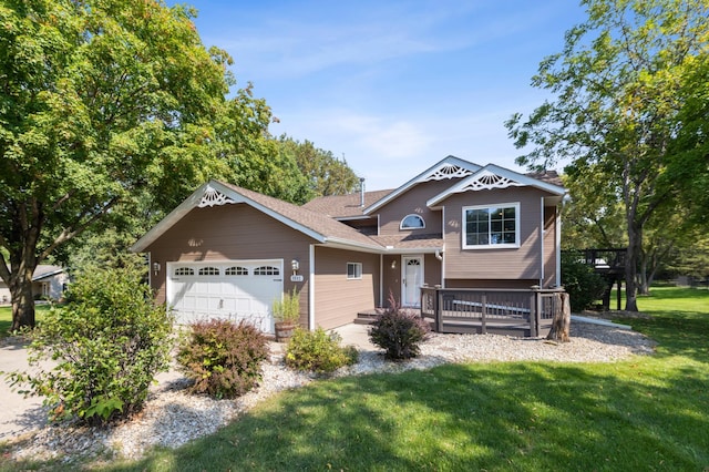 view of front of home featuring a front yard and a garage