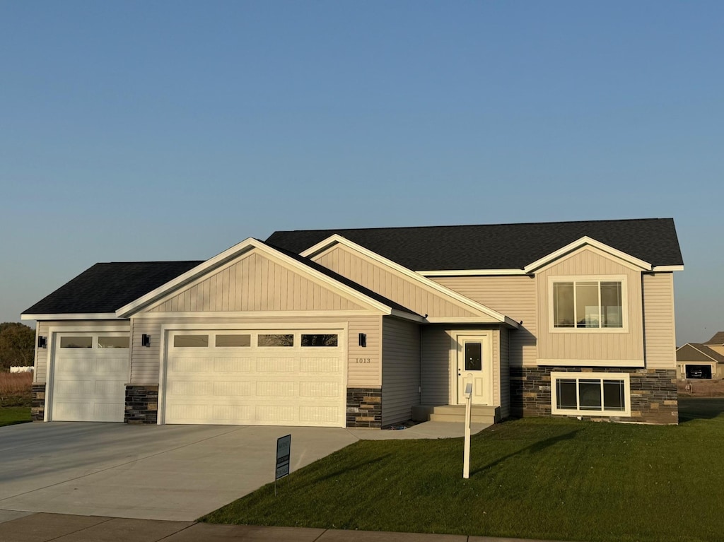 view of front of home featuring a front yard and a garage