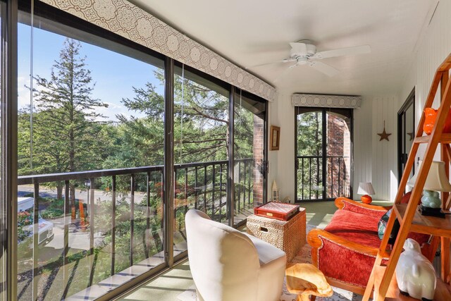 sunroom / solarium featuring ceiling fan