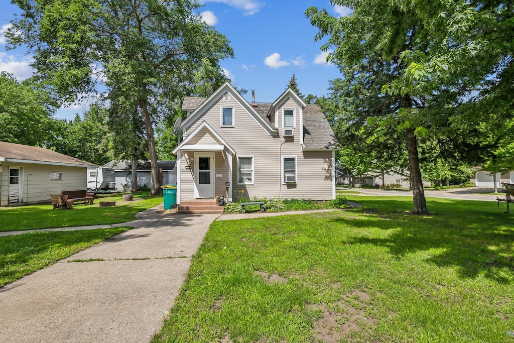 view of front of property featuring a front lawn