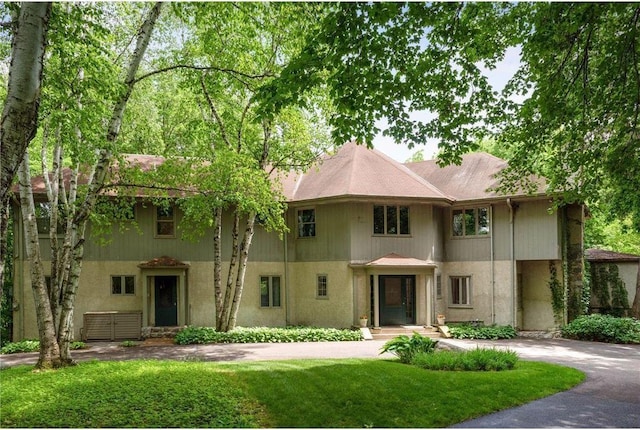 view of front of house with a front yard