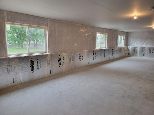 empty room featuring concrete flooring