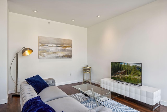 living room featuring recessed lighting, baseboards, and wood finished floors