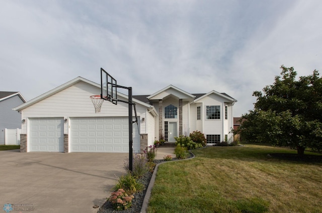 view of front of home featuring a front lawn