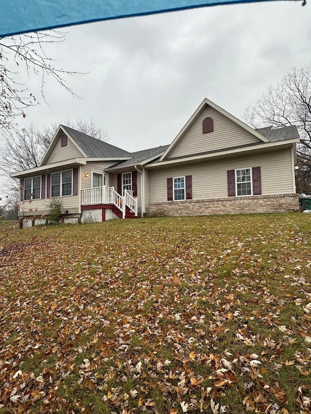 view of front of property with a front yard