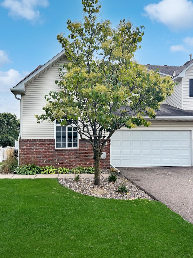 view of front of house featuring a front lawn and a garage