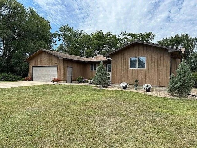 view of front facade featuring a garage and a front lawn