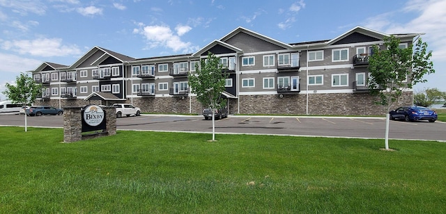 view of yard featuring a balcony