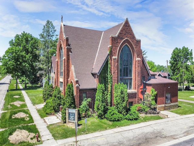 view of front facade featuring a front yard