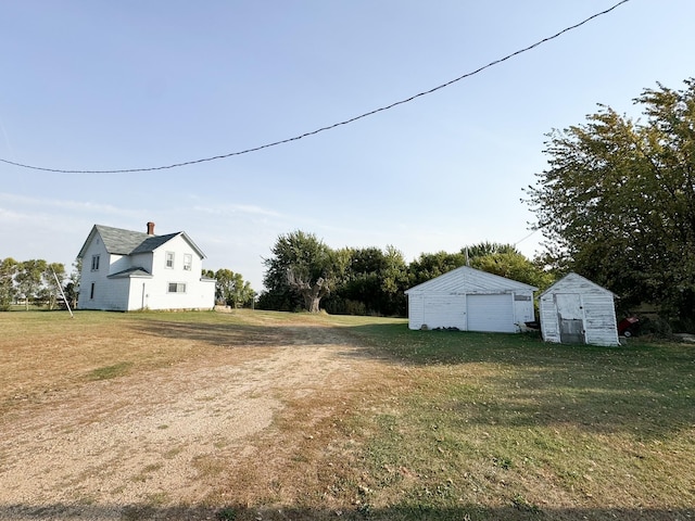 view of yard featuring a shed