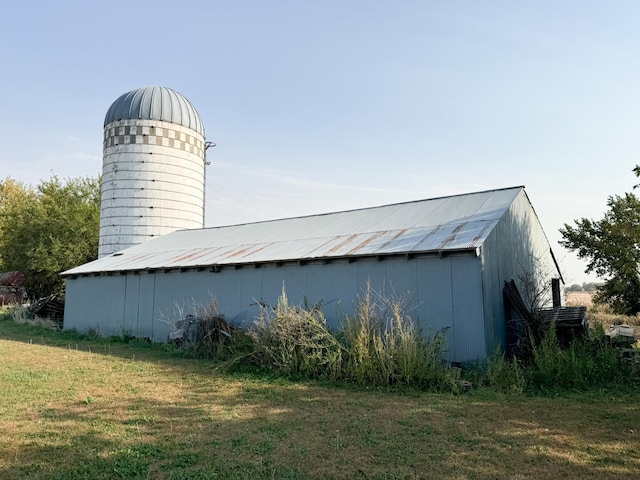 view of outbuilding featuring a lawn