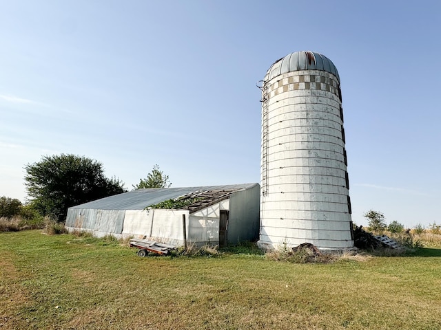 exterior space featuring an outdoor structure and a yard