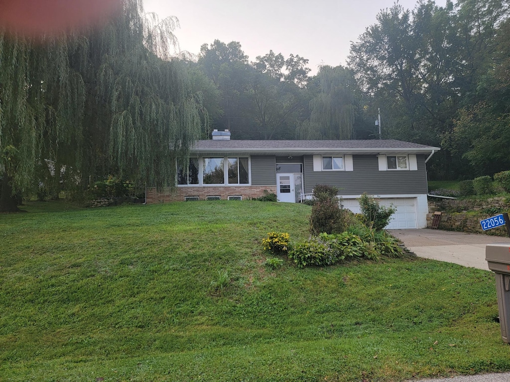 view of front of property featuring a front yard and a garage