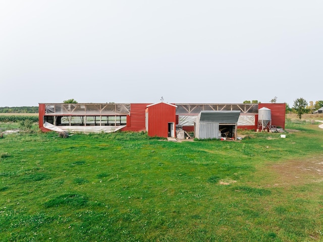 view of yard featuring an outbuilding