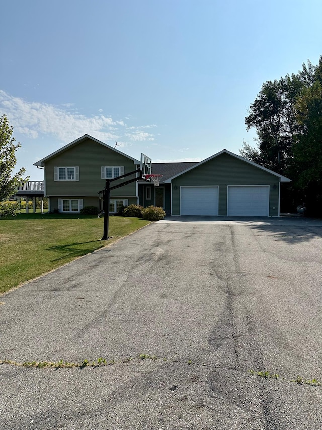 view of front facade featuring a garage and a front lawn