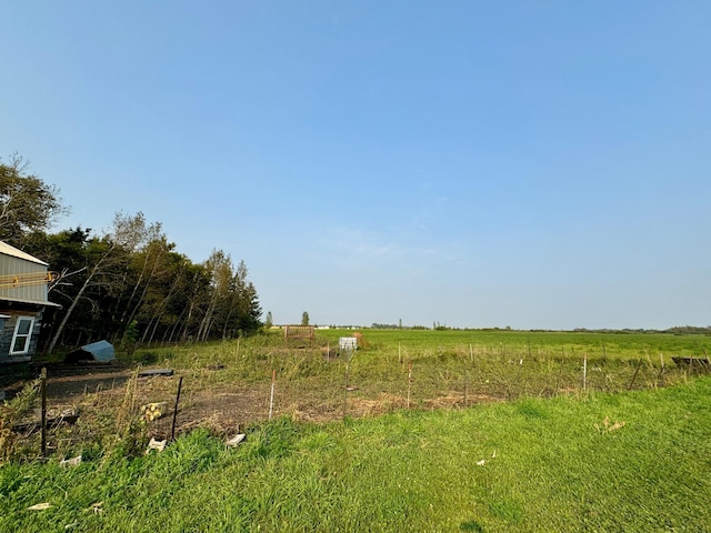 view of yard featuring a rural view