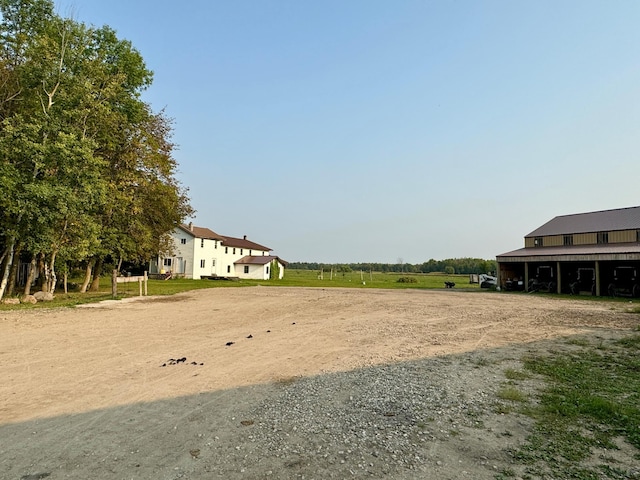 view of yard featuring a rural view