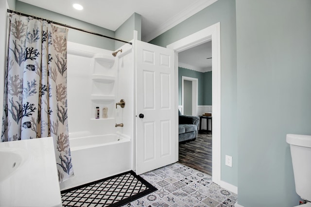 bathroom featuring shower / bath combo with shower curtain, wood-type flooring, crown molding, and toilet