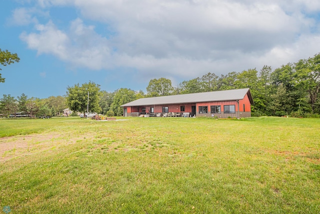 view of front of home featuring a front lawn